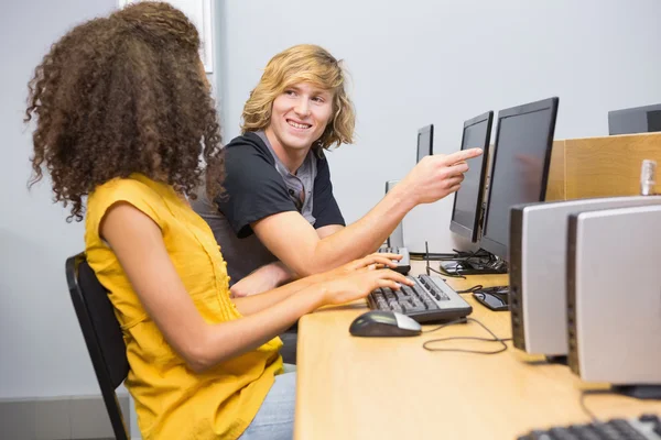 Estudiantes trabajando en informática en el aula — Foto de Stock