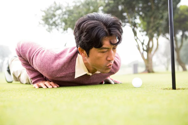 Golf topu deliğe fiske çalışılıyor — Stok fotoğraf