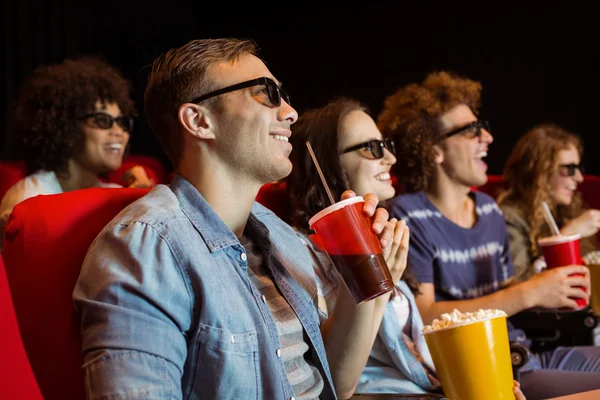 Jeunes amis regardant un film 3D — Photo