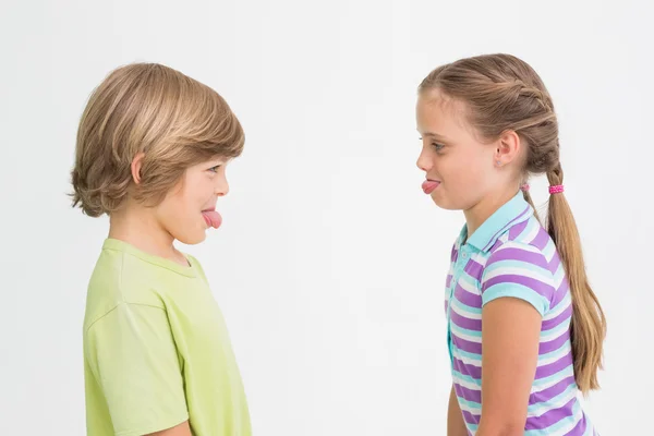 Schattig broers en zussen plagen elkaar — Stockfoto