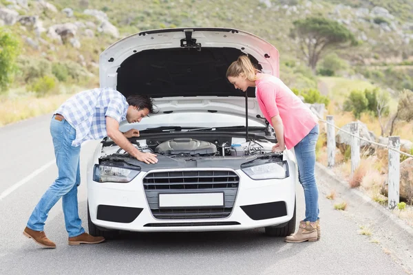 Couple after a car breakdown — Stock Photo, Image