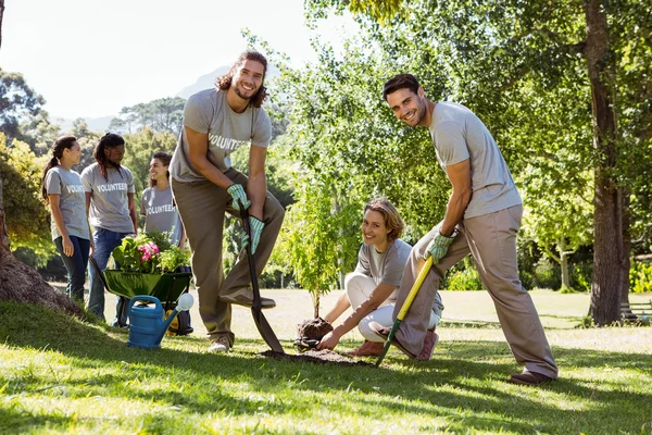 Équipe de bénévoles jardinage ensemble — Photo