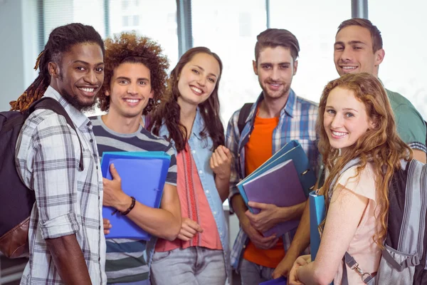 Studenti di moda sorridenti alla macchina fotografica insieme — Foto Stock