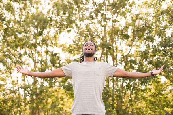 Knappe hipster in het park — Stockfoto