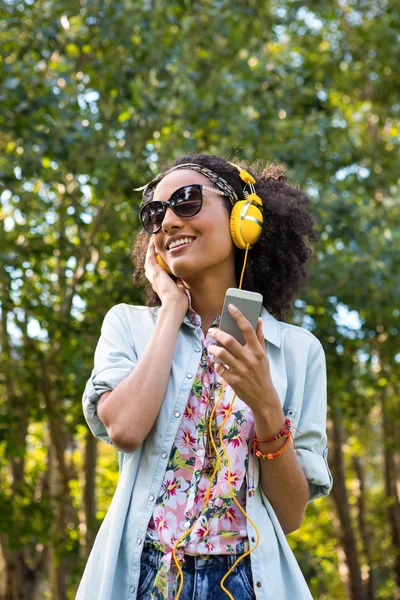 Jolie hipster écoutant de la musique — Photo