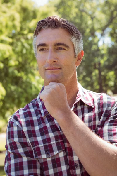 Casual mens denken in het park — Stockfoto