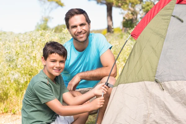 Vader en zoon pitching hun tent — Stockfoto