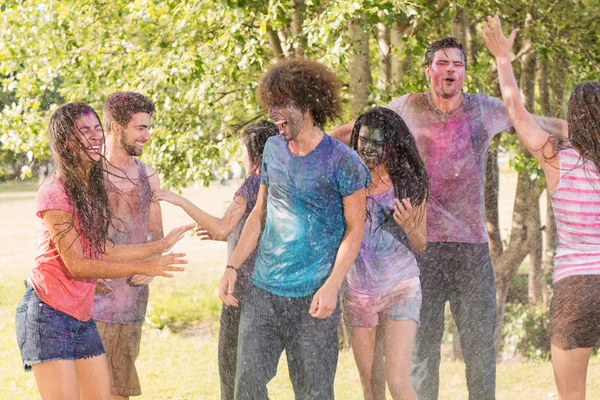 Szczęśliwa dziewczyna pokryte farbą w proszku — Zdjęcie stockowe