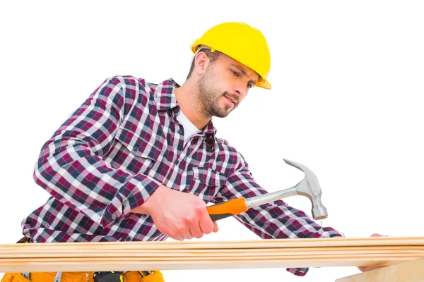 Handyman usando martelo na madeira — Fotografia de Stock
