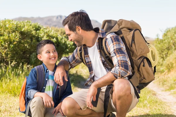 Vater und Sohn gemeinsam auf Wanderschaft — Stockfoto