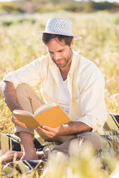 Heureux homme lisant un livre — Photo