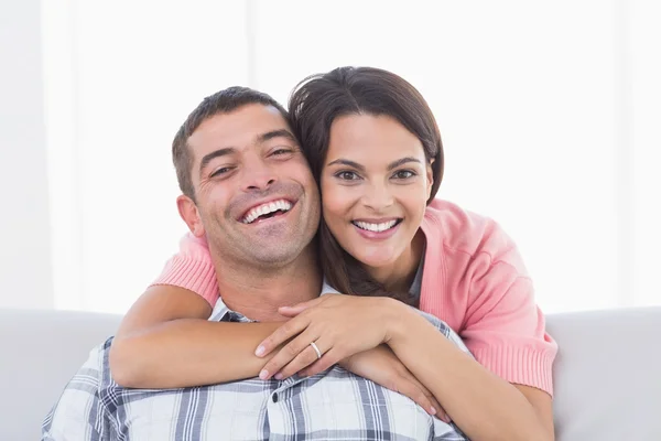Счастливая молодая женщина обнимает мужчину — стоковое фото