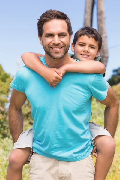 Père et fils à la campagne — Photo