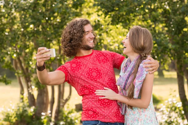 Amigos tirando uma selfie no parque — Fotografia de Stock