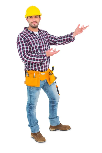 Handyman visar något — Stockfoto