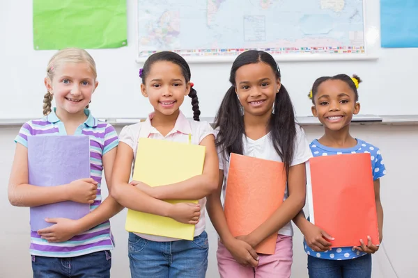 Mignonnes élèves souriant à la caméra lors de la présentation en classe — Photo