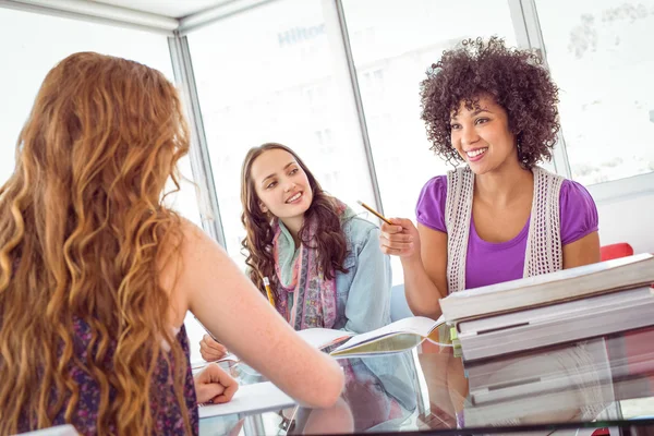 Studenti di moda che lavorano in squadra — Foto Stock