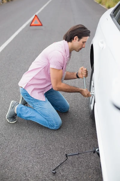 Man changing wheel after — Stock Photo, Image