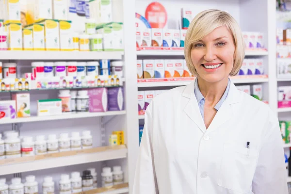 Sonriente farmacéutico rubio posando en bata de laboratorio — Foto de Stock