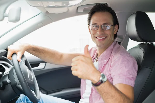 Uomo sorridente durante la guida — Foto Stock