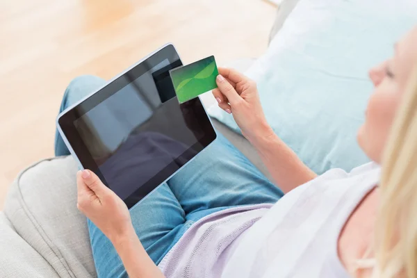 Mulher fazendo compras online — Fotografia de Stock