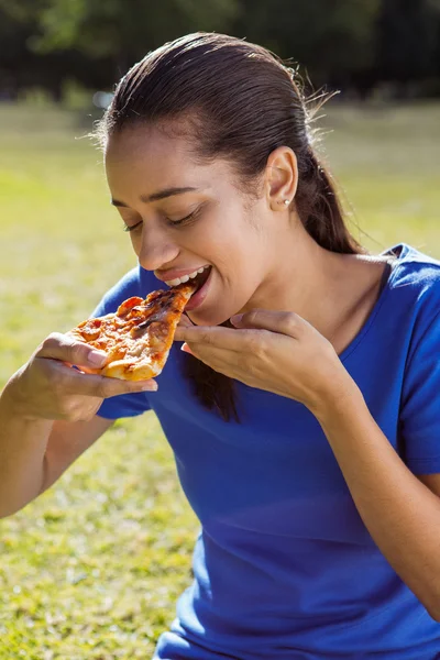 Jolie femme mangeant de la pizza — Photo