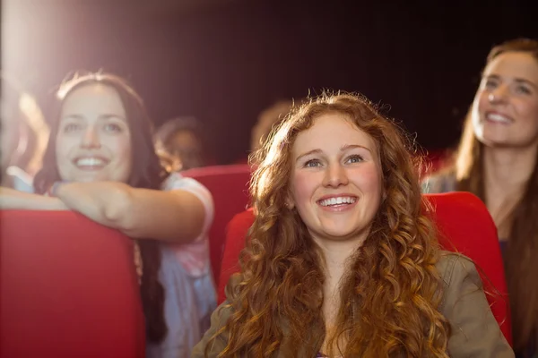 Jonge vrienden kijken naar een film — Stockfoto