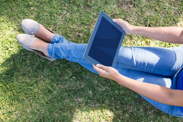 Frau benutzt Tablet im Park — Stockfoto