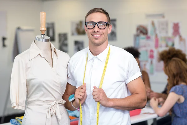 Säker manliga modedesigner på jobbet — Stockfoto