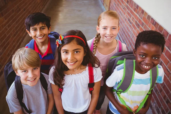 Niños sonrientes en el pasillo de la escuela — Foto de Stock