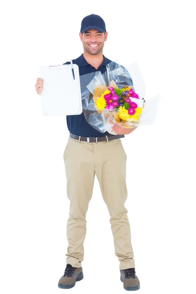 Homem de entrega de flores mostrando área de transferência — Fotografia de Stock