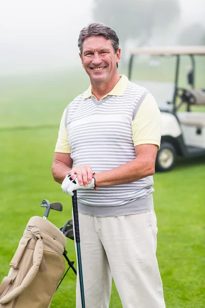 Golfista sorridente alla macchina fotografica — Foto Stock