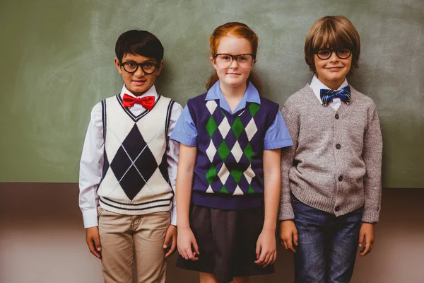 Lächelnde kleine Schulkinder im Klassenzimmer — Stockfoto