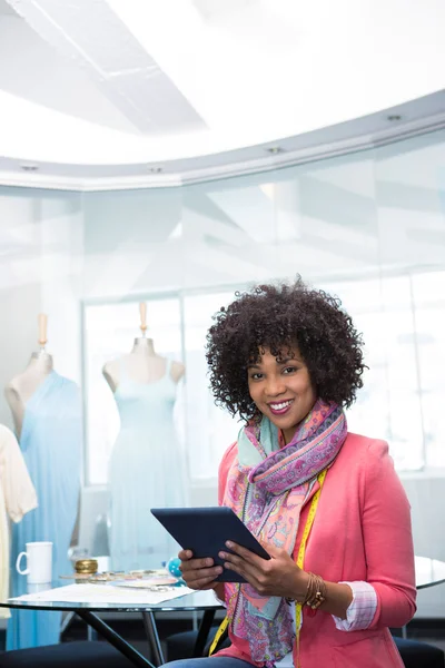 Diseñadora de moda femenina usando tableta digital — Foto de Stock