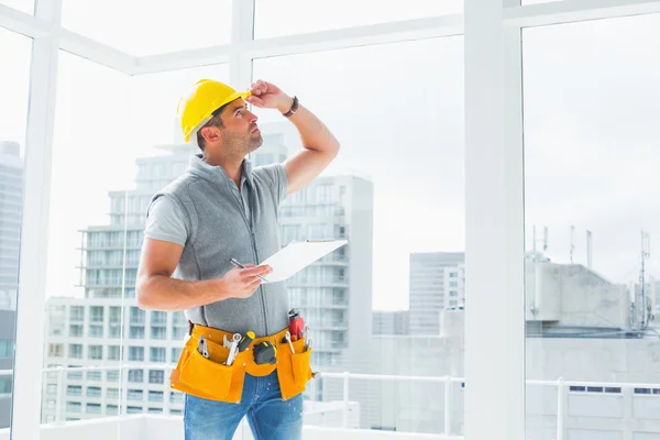 Handyman inspecionando edifício — Fotografia de Stock