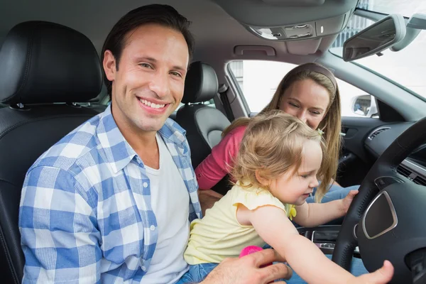 Parents et bébé en voiture — Photo