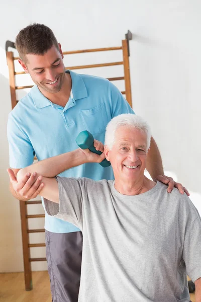 Senior man training met zijn coach — Stockfoto