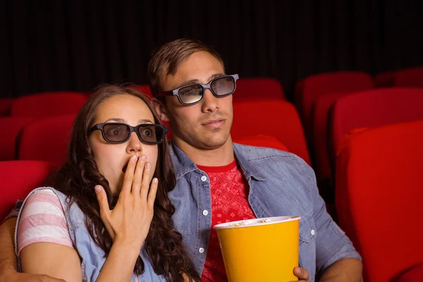 Pareja joven viendo una película 3d — Foto de Stock