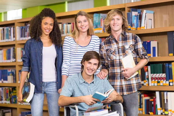 Estudantes universitários na biblioteca — Fotografia de Stock