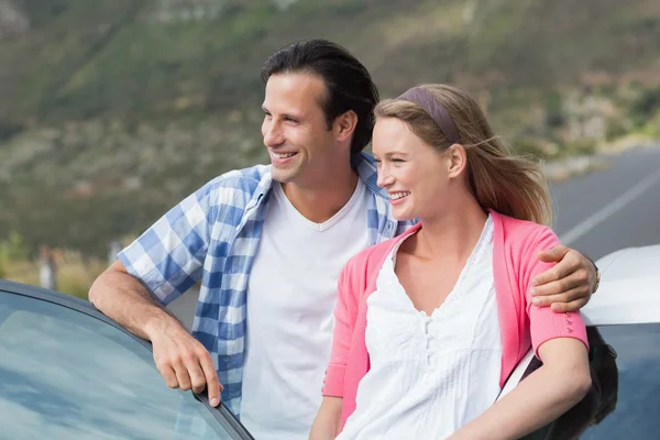 Sorrindo casal olhando para longe — Fotografia de Stock