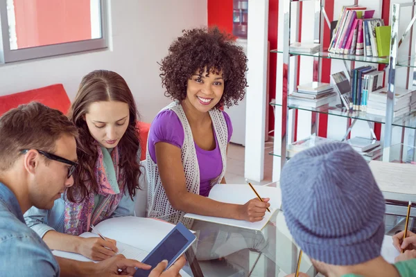 Étudiants en mode travaillant en équipe — Photo