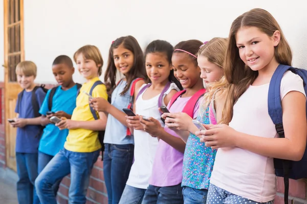 Étudiants mignons utilisant un téléphone mobile — Photo