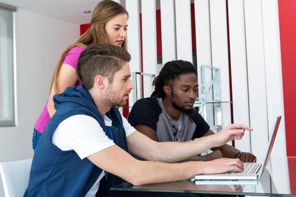 Kreativa team med laptop — Stockfoto