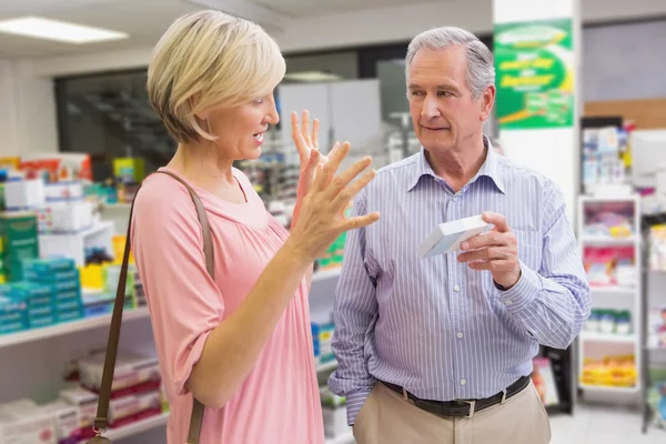 Smiling couple speaking about medication — Stock Photo, Image