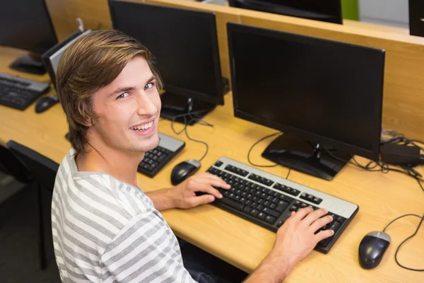 Student working on computer in classroom — Stock Photo, Image