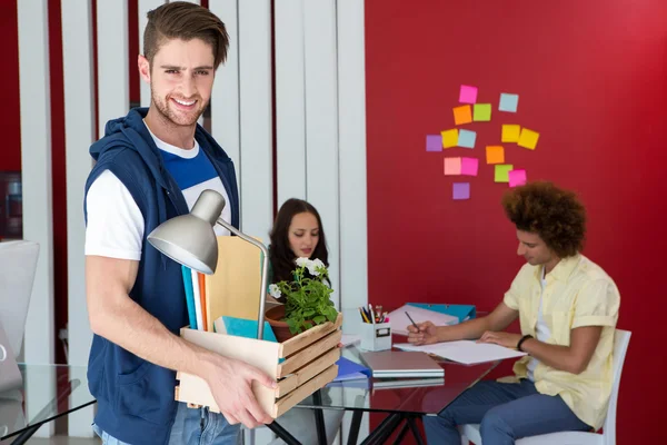 Casual affärsman bära sina tillhörigheter i låda — Stockfoto