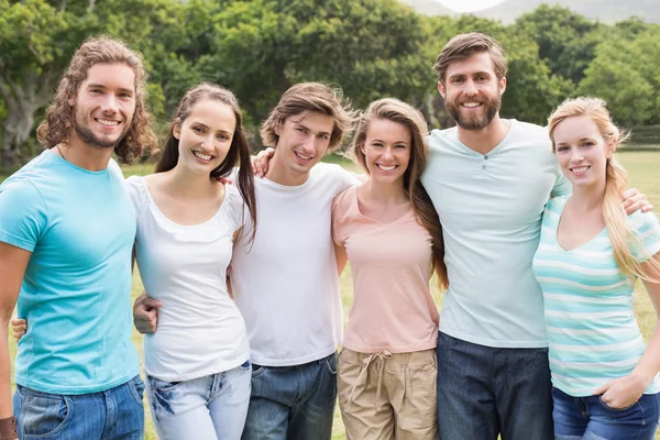 Jeunes amis dans le parc — Photo