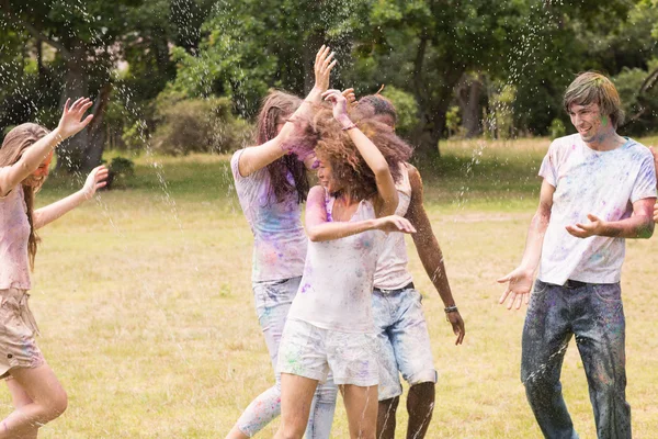 Glückliche Freunde mit Pulverfarbe überzogen — Stockfoto