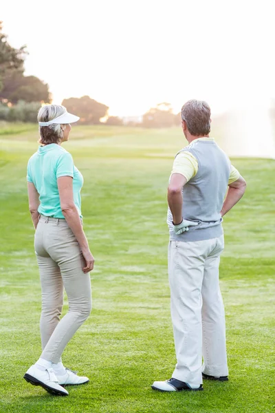 Pareja de golf en el putting green — Foto de Stock