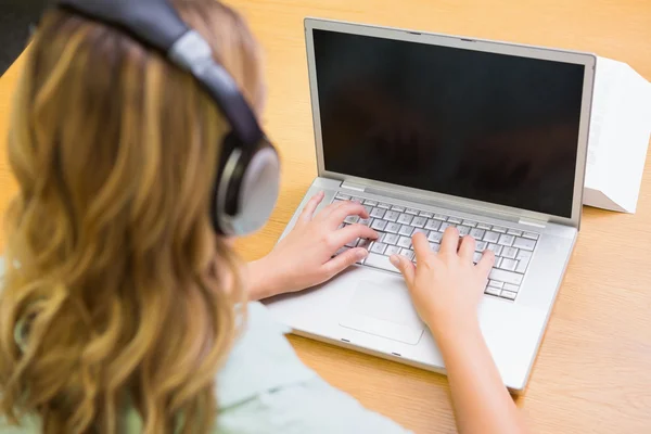 Szép hallgató tanul a laptop a könyvtár — Stock Fotó